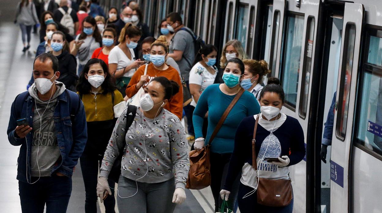 Usuarios del Metro de Barcelona, con mascarillas durante la pandemia