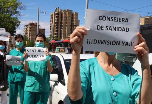 Personal sanitario con pancartas en la que piden la dimisión o destitución de Pilar Ventura