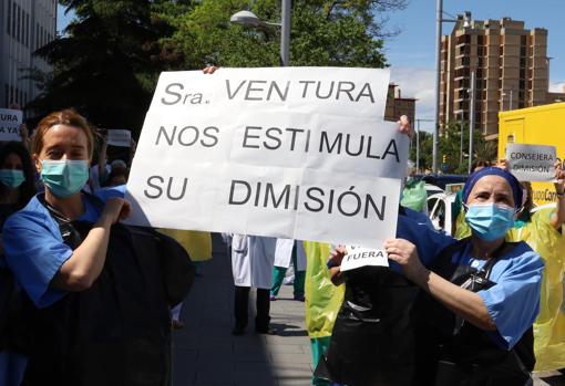 La consejera dijo que a los sanitarios les «estimuló» tener que hacerse batas y mascarillas caseras, lo que ha irritado a los profesionales