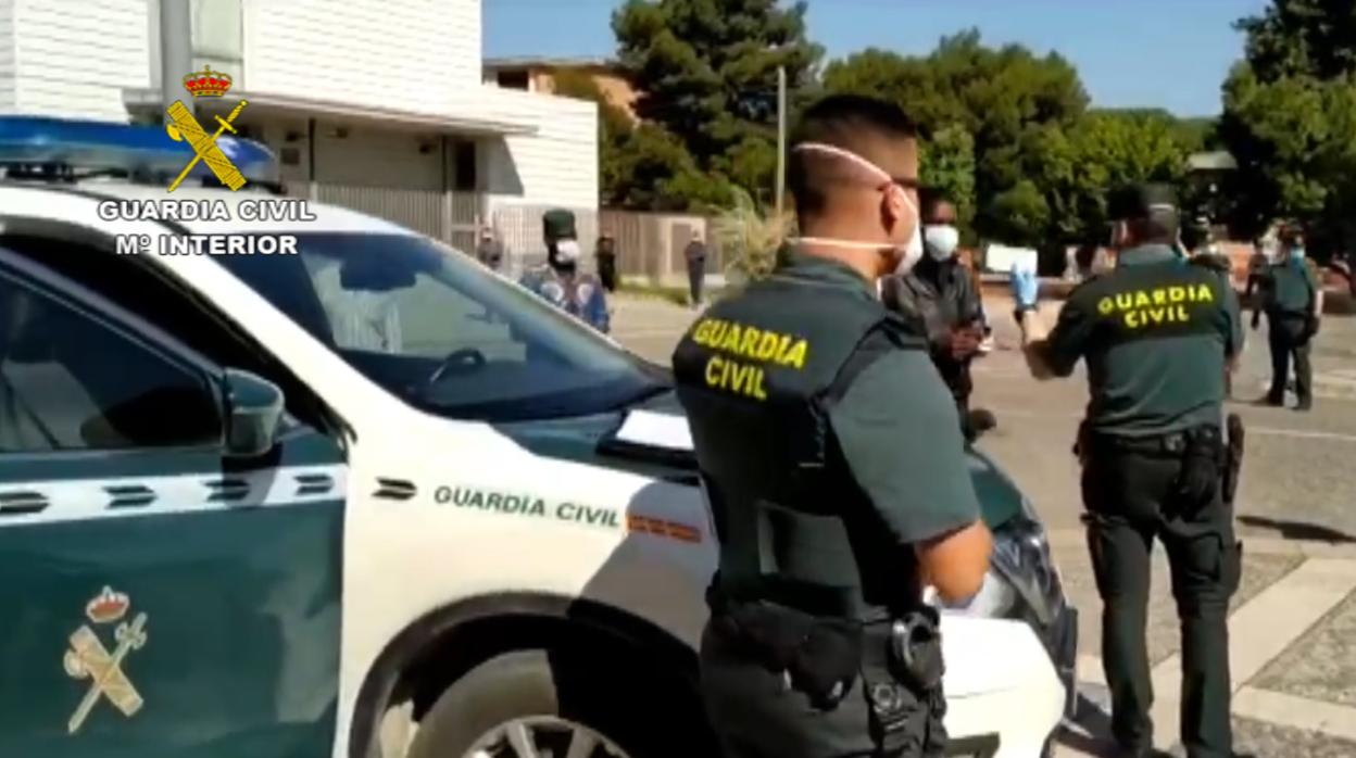 Imagen de la operación llevada a cabo por la Guardia Civil en Fraga (Huesca), en una acampada de temporeros que habían acudido atraídos por la campaña de recogida de la fruta