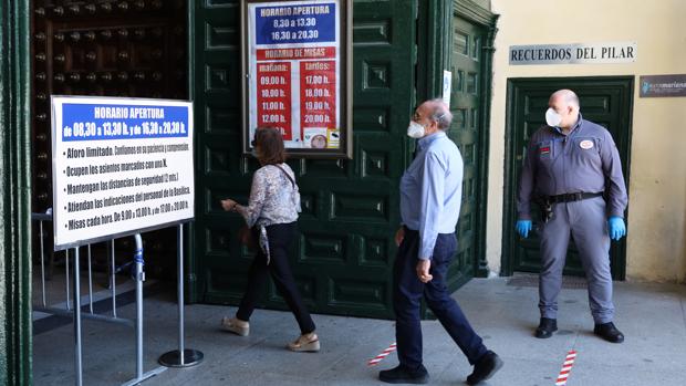 Miles de personas acuden a la Basílica del Pilar tras dos meses cerrada por el coronavirus