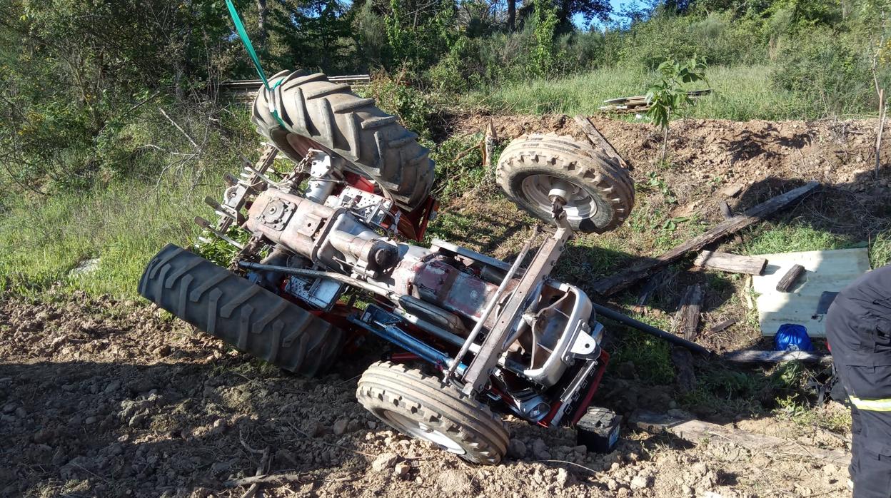 Imagen del tractor siniestrado en Cabañas Raras (León)