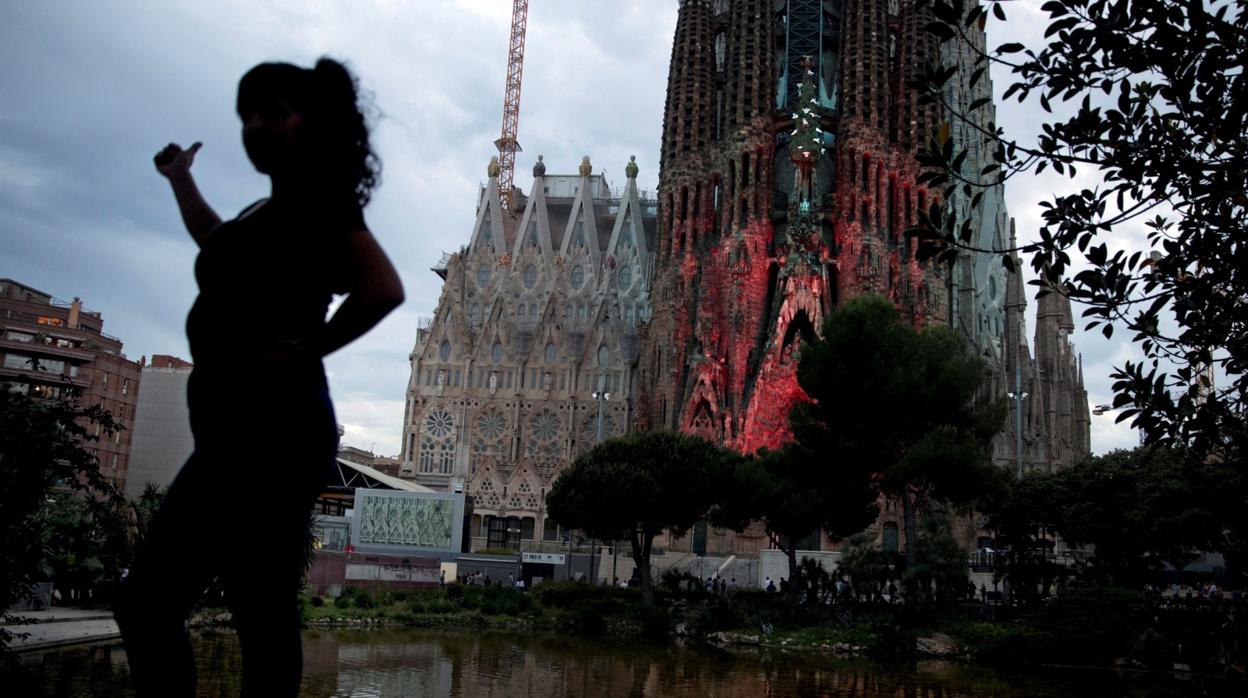 La Sagrada Familia se ilumina de rojo en homenaje a Cáritas