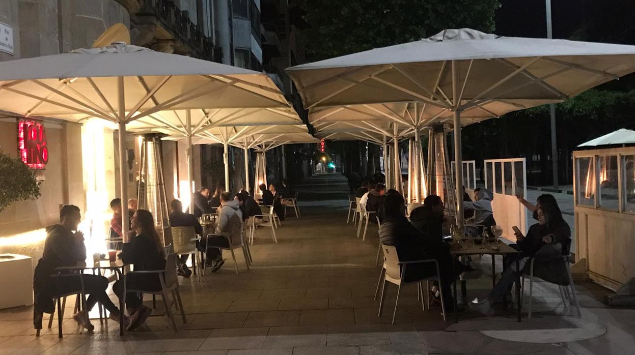 Terraza del bar Lolatino, anoche en Vigo