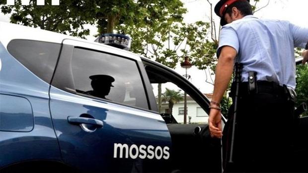 Un mosso fuera de servicio dispara contra dos hombres que querían entrar en su piso en Barcelona