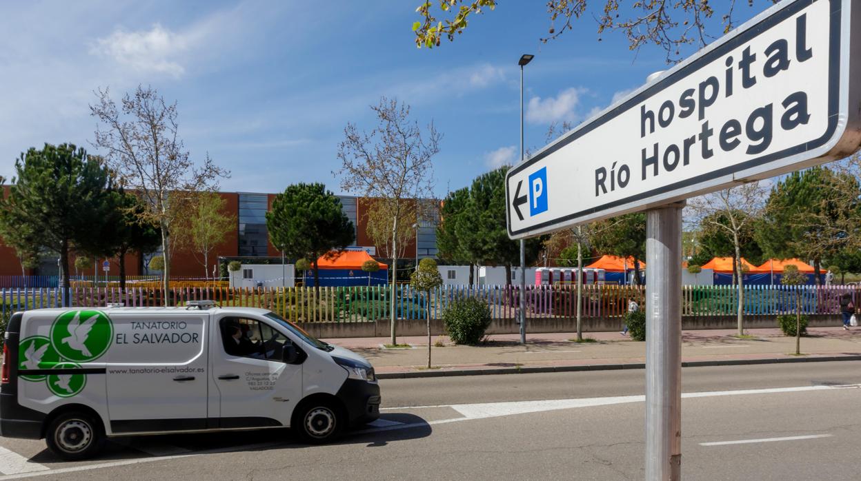 El vehículo de una funeraria a la entrada de un hospital vallisoletano