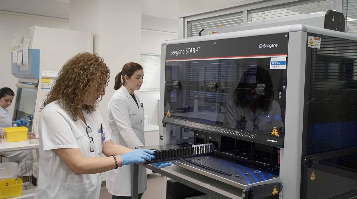 Trabajo con muestras en el servicio de microbiología del Complejo Hospitalario de Vigo