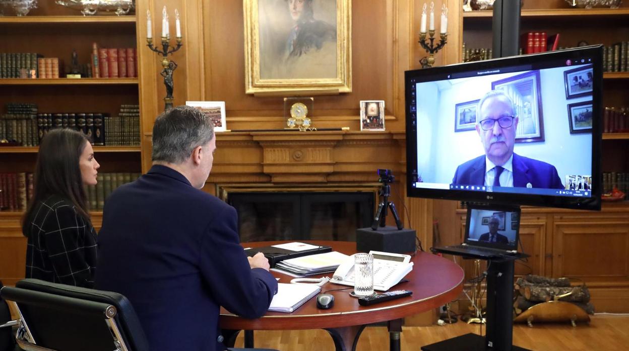 Don Felipe y Doña Letizia, este martes, en videoconferencia con médicos y ATS