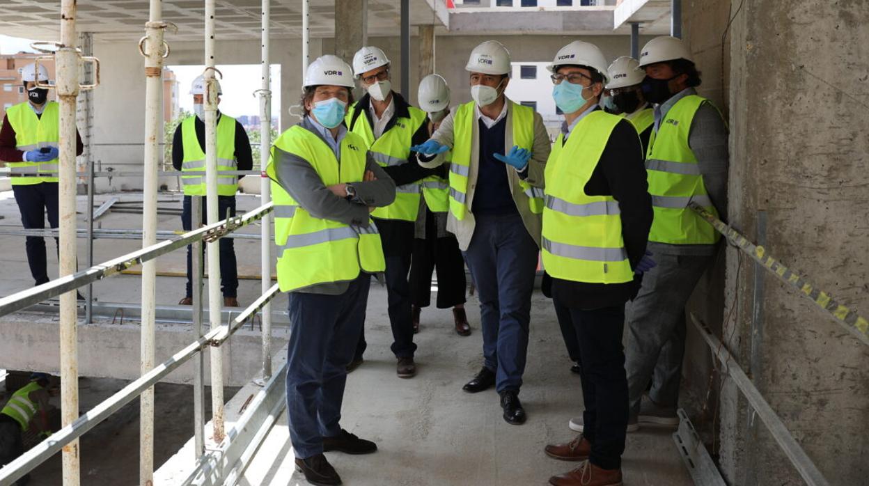 El alcalde José Luis Martínez-Almeida, durante su visita a un edificio en construcción