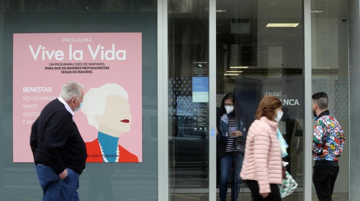 Transeúntes protegidos en su mayoría con mascarillas, en Santiago