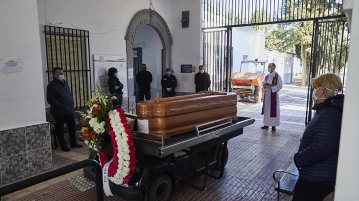 Celebaración de un entierro en Tomelloso (Ciudad Real), una de las localidades más afectadas