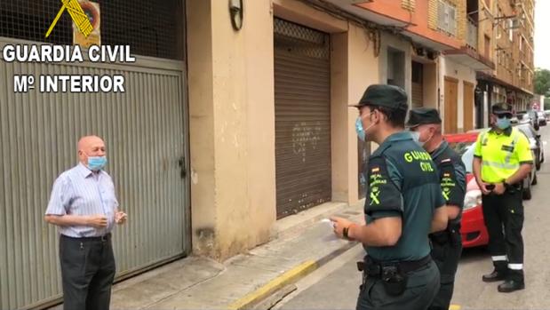 El emotivo homenaje de sus compañeros a un guardia civil de 91 años durante el confinamiento