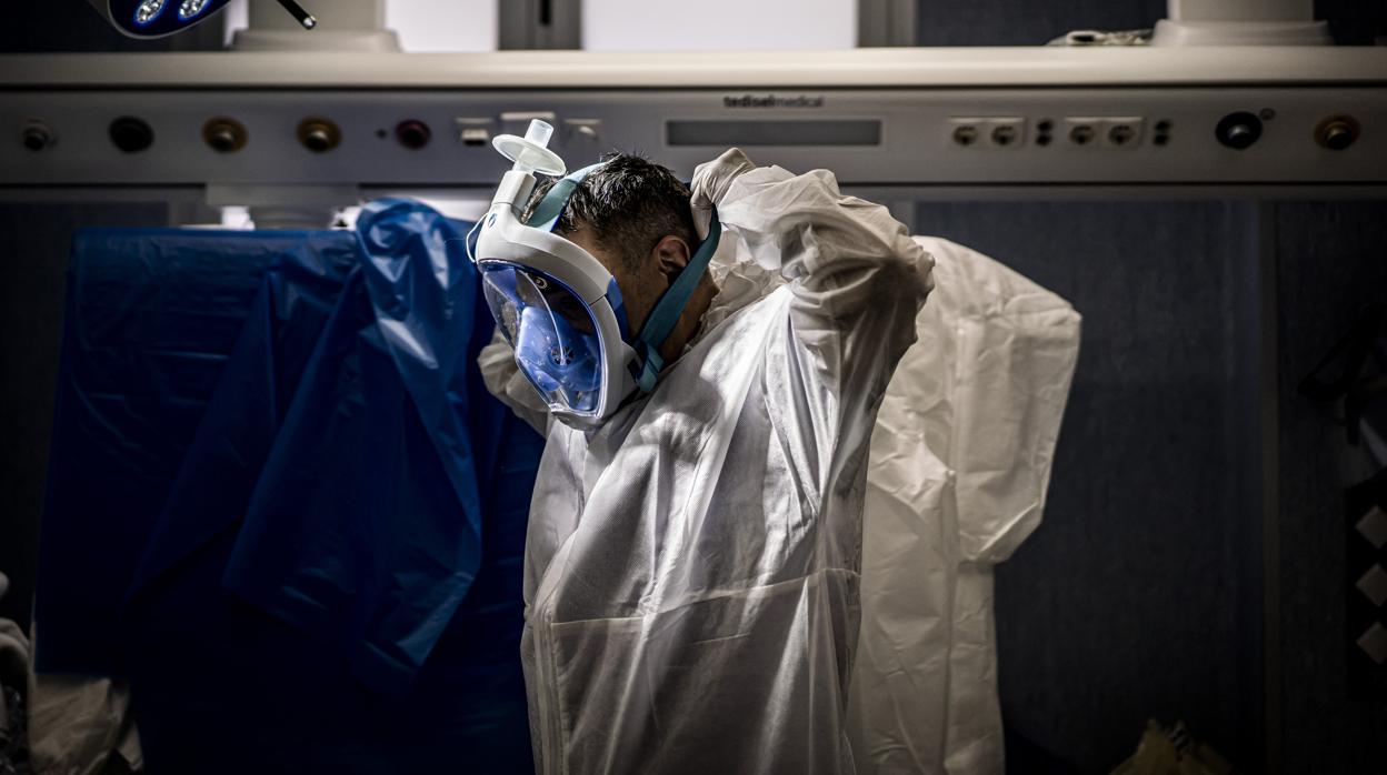 Imagen de un sanitario protegiéndose contra el Covid-19 en un hospital de Valencia