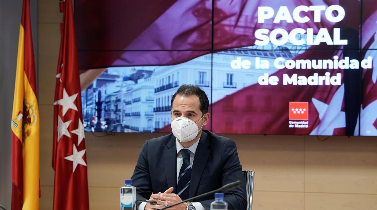 Ignacio Aguado, ayer, en el grupo de trabajo para la reconstrucción