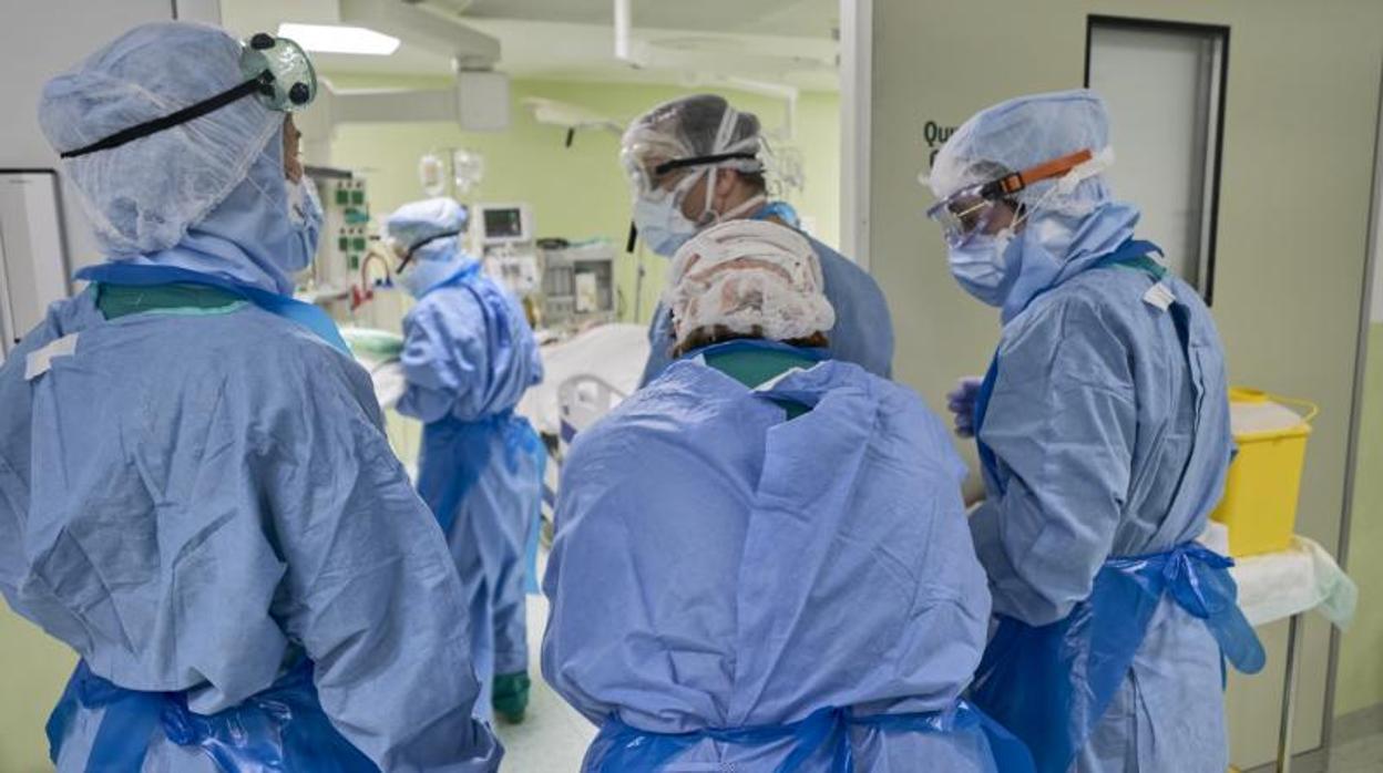 Enfermeros equipados con protección frente al Covid-19, en un hospital de Barcelona