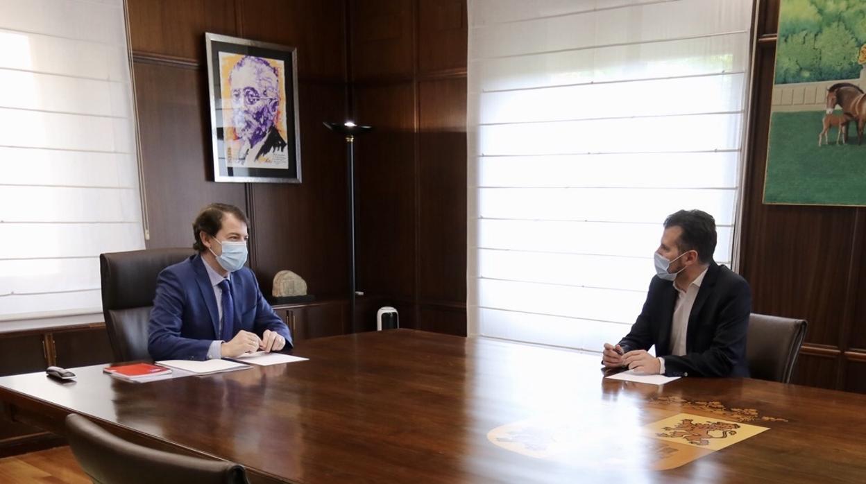 Fernández Mañueco y Tudanca, durante el encuentro mantenido en el despacho del presidente de la Junta