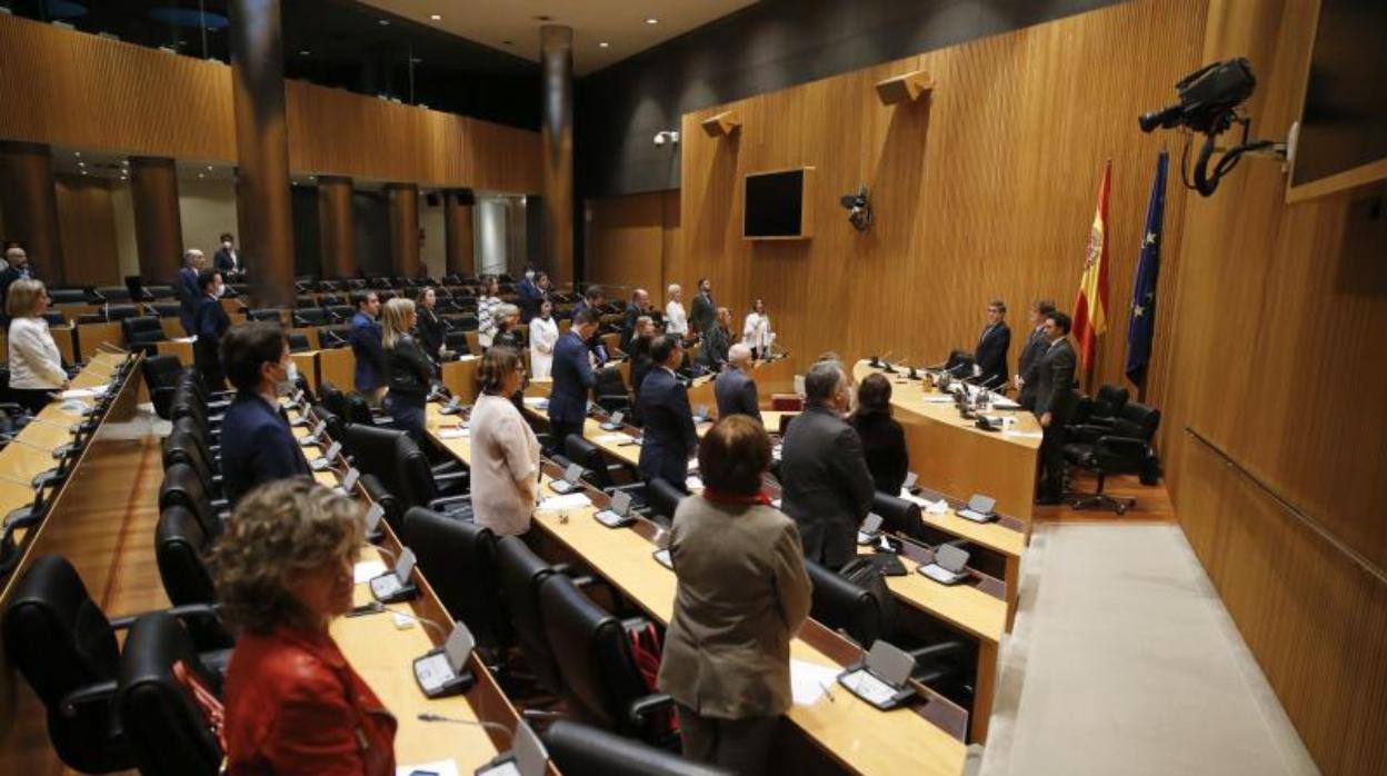 Minuto de silencio durante la primera sesión de la comisión de reconstrucción