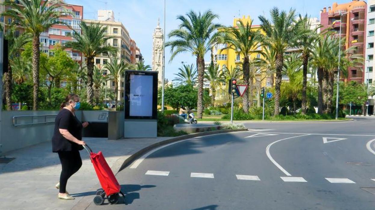 Una mujer cruza la calle junto a la plaza de Luceros, con el edificio del rescate de la niña de una cornisa al fondo de la imagen