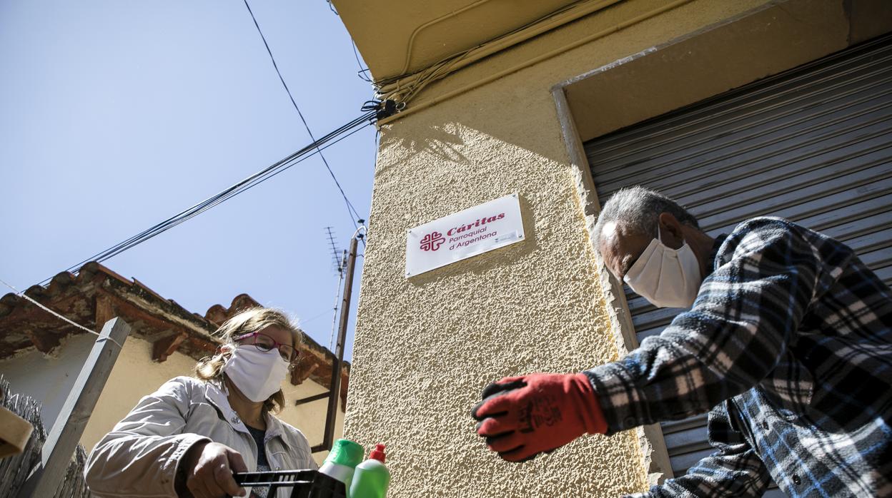 Reparto de ayuda de Cáritas en Barcelona