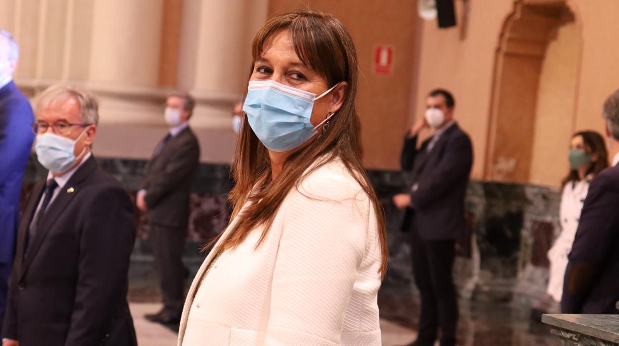 Sira Repollés, con mascarilla, durante el acto de toma de posesión como consejera aragonesa de Sanidad