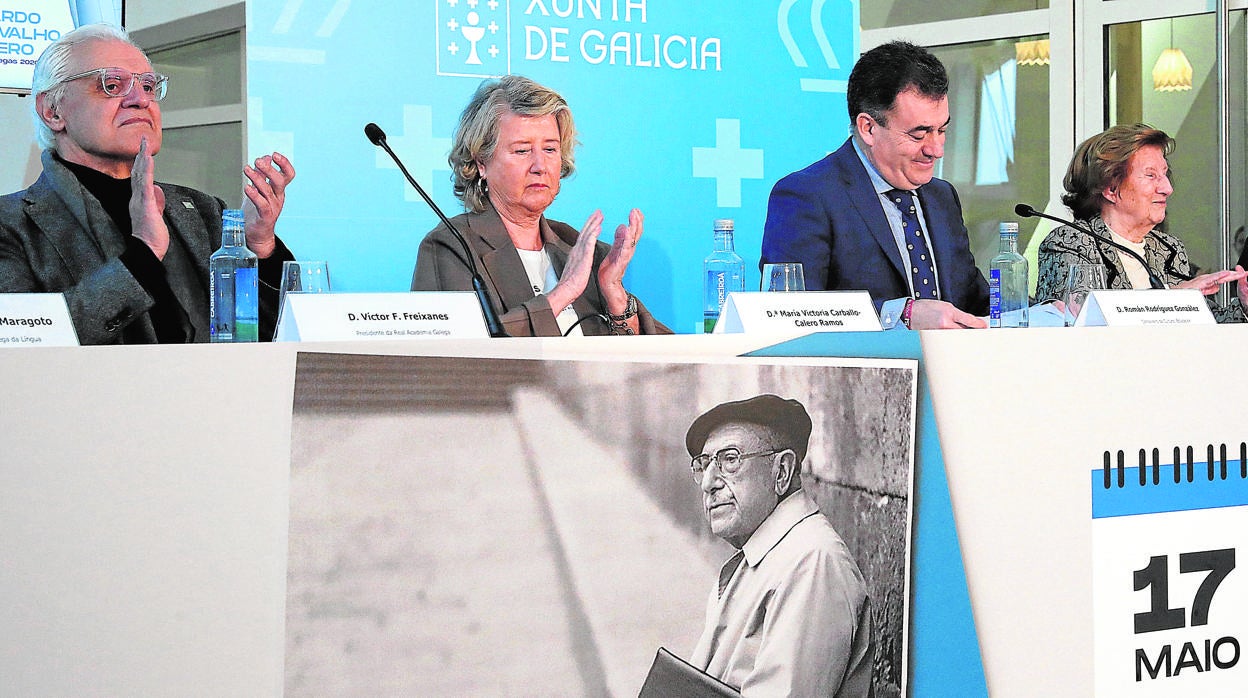 El conselleiro de Cultura, Román Rodríguez (c), y el presidente de la RAG, Víctor Freixanes (i), durante la presentación del Día das Letras Galegas