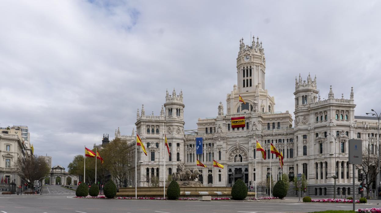 Al fondo, la Puerta de Alcalá; en primer plano, el Palacio de Cibeles