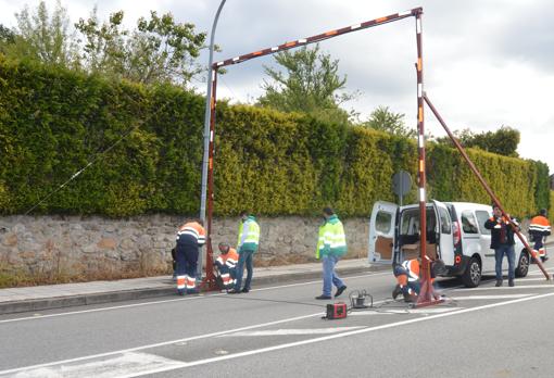 Momento de la instalación de uno de los arcos desinfectantes