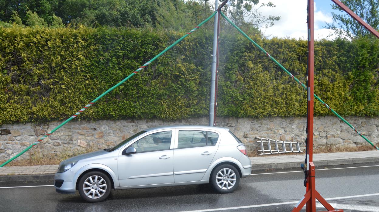 El arco, en plena liberación del material desinfectante sobre un coche