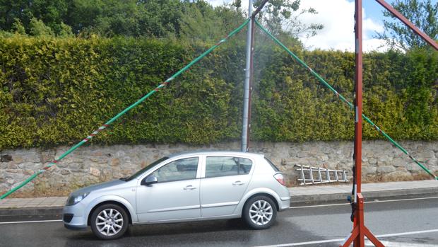 Polémica por la instalación de arcos para desinfectar coches sin permiso de la Xunta en Ponte Caldelas