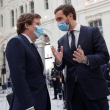 Almeida y Casado, conversan tras el acto oficial de San Isidro en el Ayuntamiento de Madrid