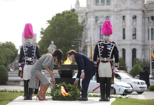 El alcalde y la vicealcaldesa de Madrid depositan una corona de laurel en Cibeles como homenaje a las víctimas del Covid-19