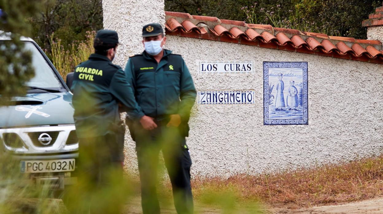 Dos guardias civiles vigilan en la entrada a la finca este jueves