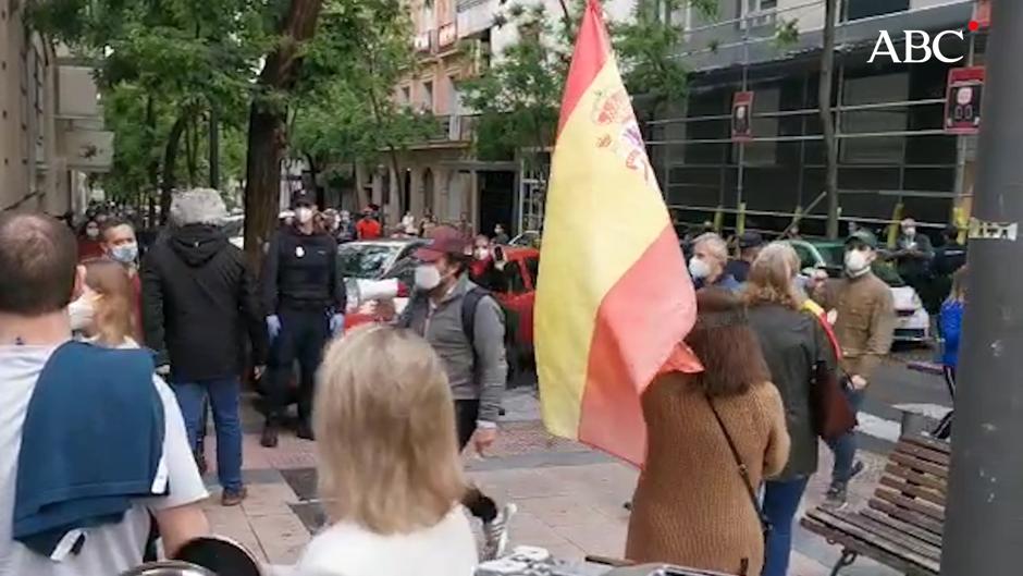 Nueva jornada de protestas contra Pedro Sánchez en la calle Núñez de Balboa de Madrid