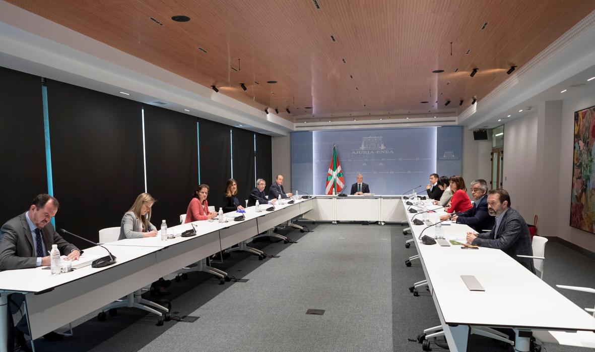 Imagen de la reunión celebrada ayer en Vitoria entre Urkullu y los partidos