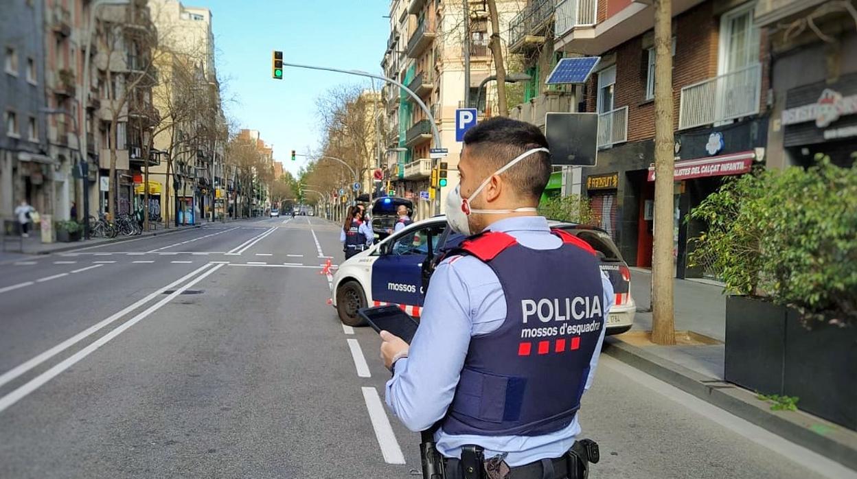 Un agente de los Mossos, durante la pandemia