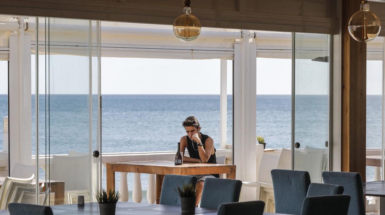 Imagen de un restaurante de Gandía (Valencia) en la fase uno de la desescalada