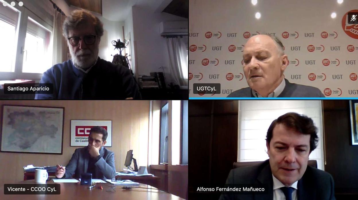 Santiago Aparicio (Cecale), Faustino Temprano (UGT), Vicente Andrés (CCOO) y el presidente de la Junta, Alfonso Fernández Mañueco, en la reunión del Diálogo Socia vía telemática