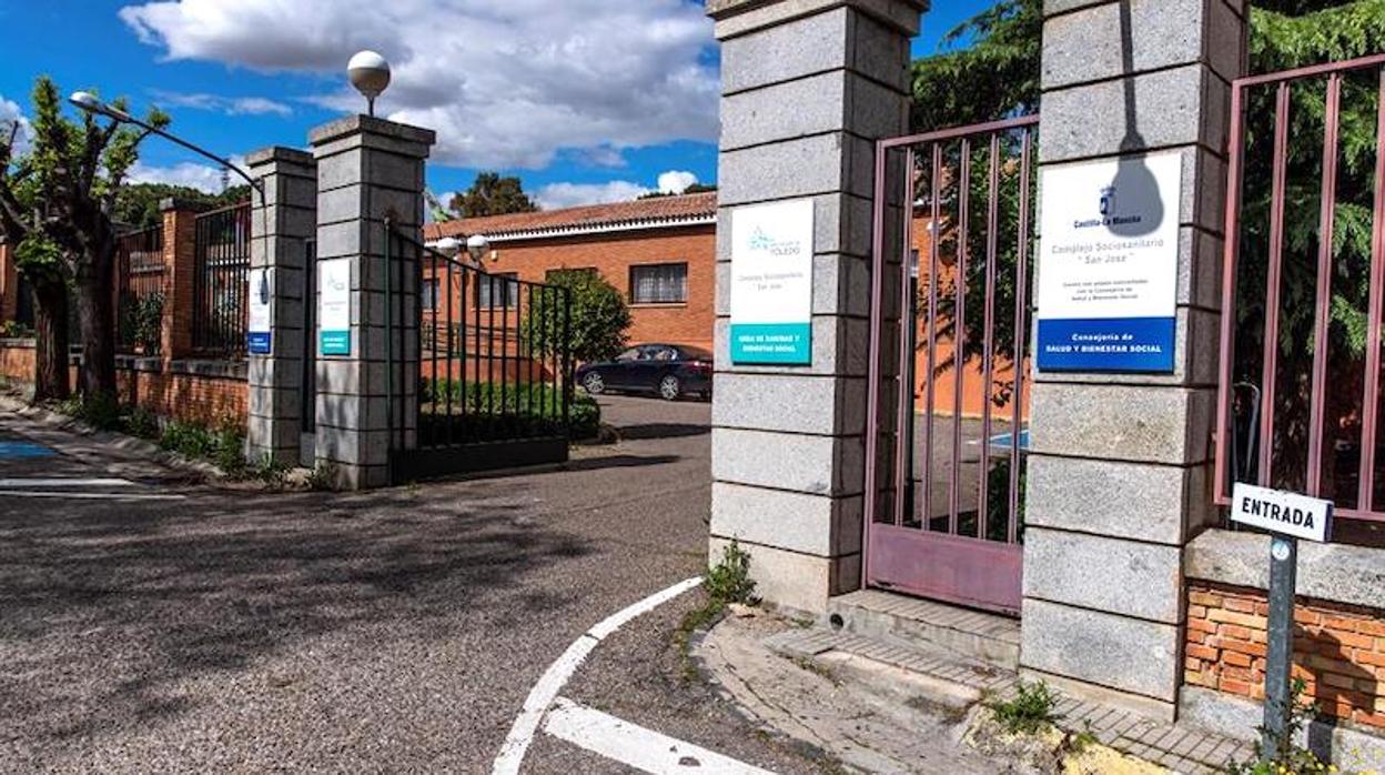 Puerta de acceso a la Residencia Social Asistida «San José», en el barrio de Azucaica de Toledo