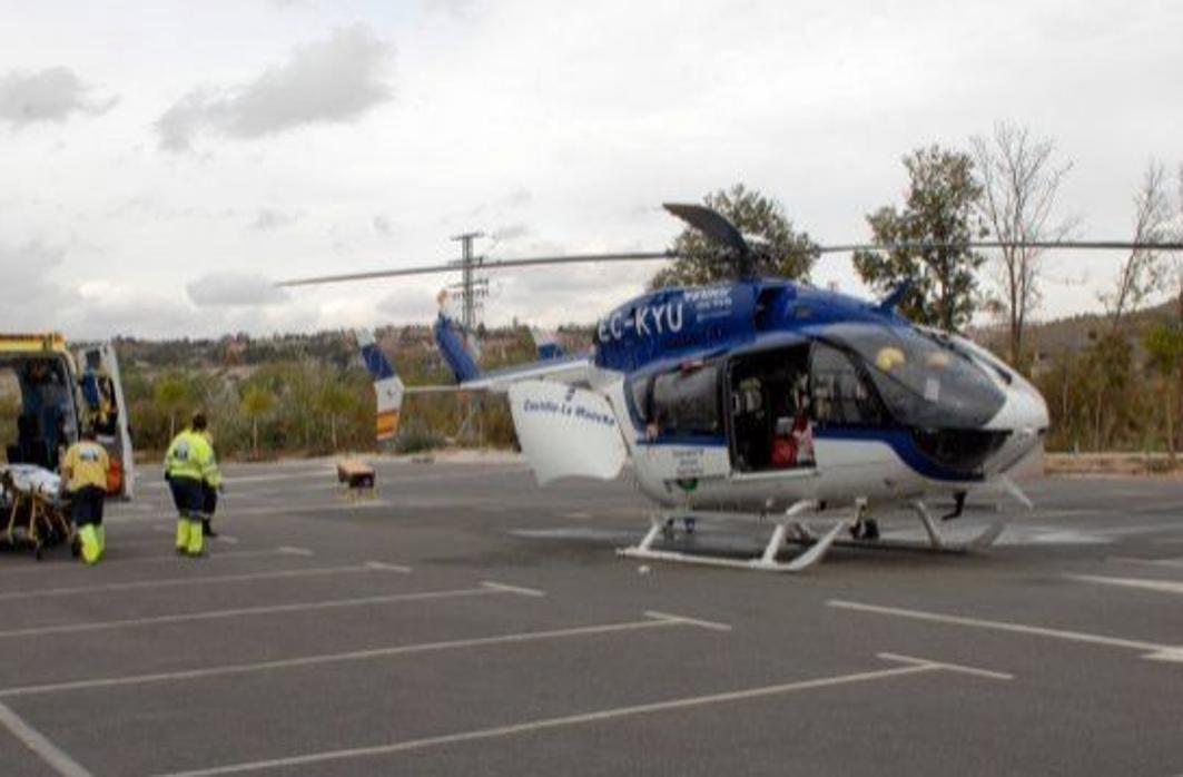 Imagen de archivo de una ambulancia y un helicóptero del Sescam