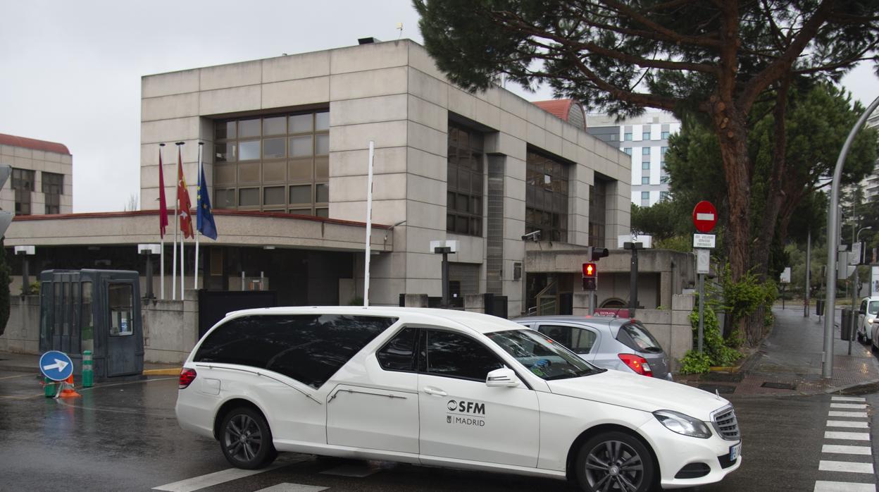 Un coche fúnebre sale del tanatorio de la M-30