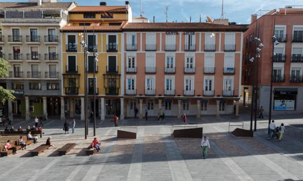 Gente paseando por la Plaza Mayor de Guadalajara