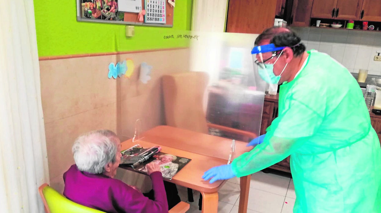 José María Delgado, con una residente en el Centro Lacort de Viana de Cega (Valladolid)