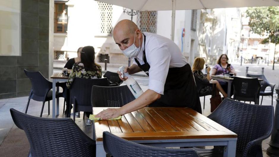 Restaurantes y comercios de Alicante extreman la higiene y la seguridad en la Fase 1 de la desescalada