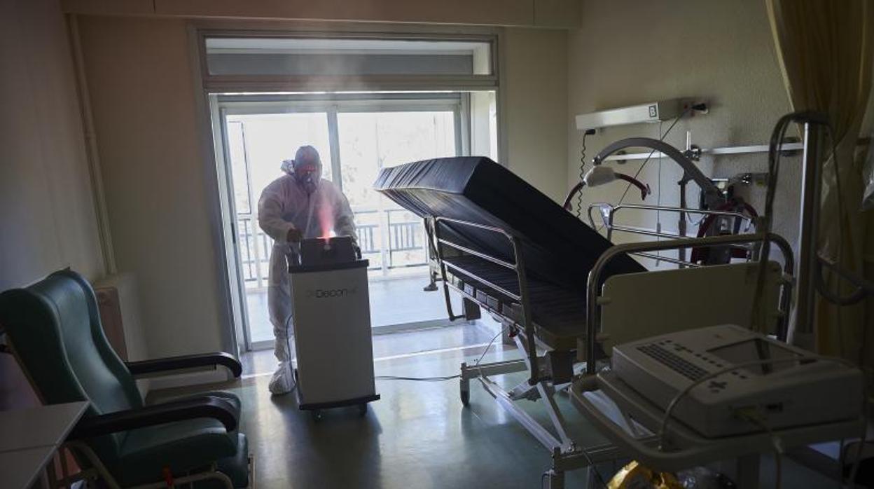 Un operario acciona el robot con el sistema Decon-X en una habitación del Hospital de la Fuenfría