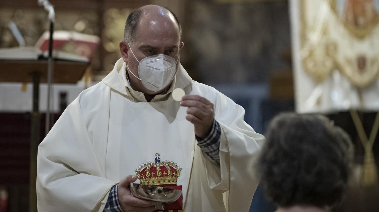 El sacerdote Fermín Delgado, en la Basílica de la Merced