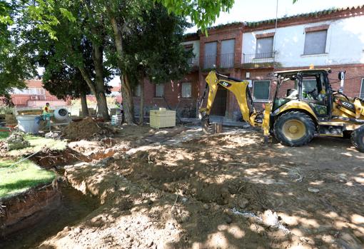 Obras de la piscina en el barrio de Azucaica