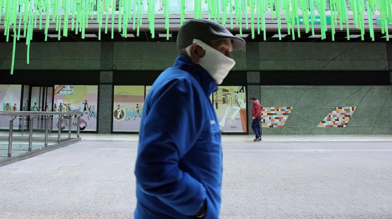 Un centro comercial con los establecimientos no alimentarios cerrados