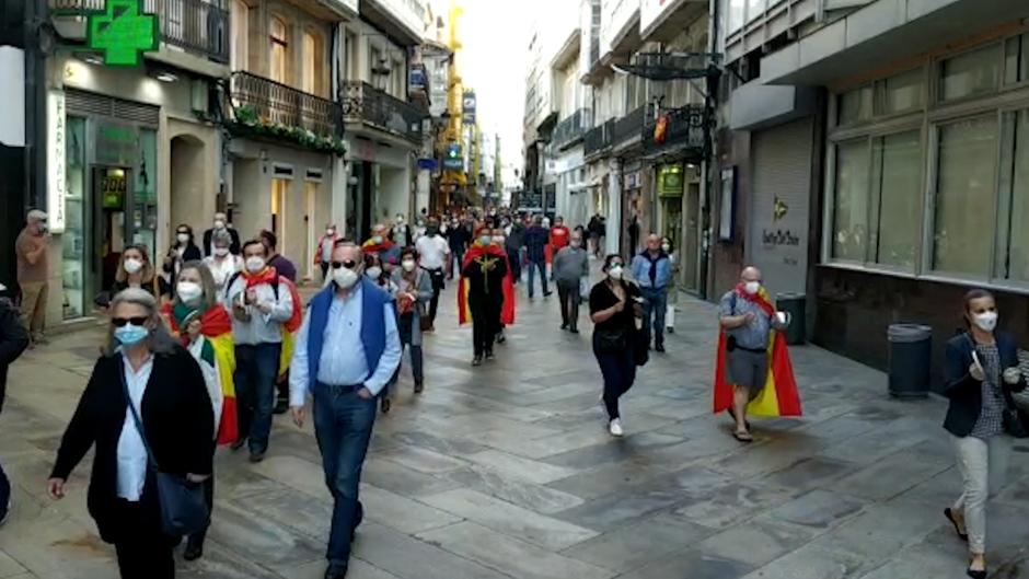 Las protestas contra Sánchez congregan a 300 personas en el centro de La Coruña