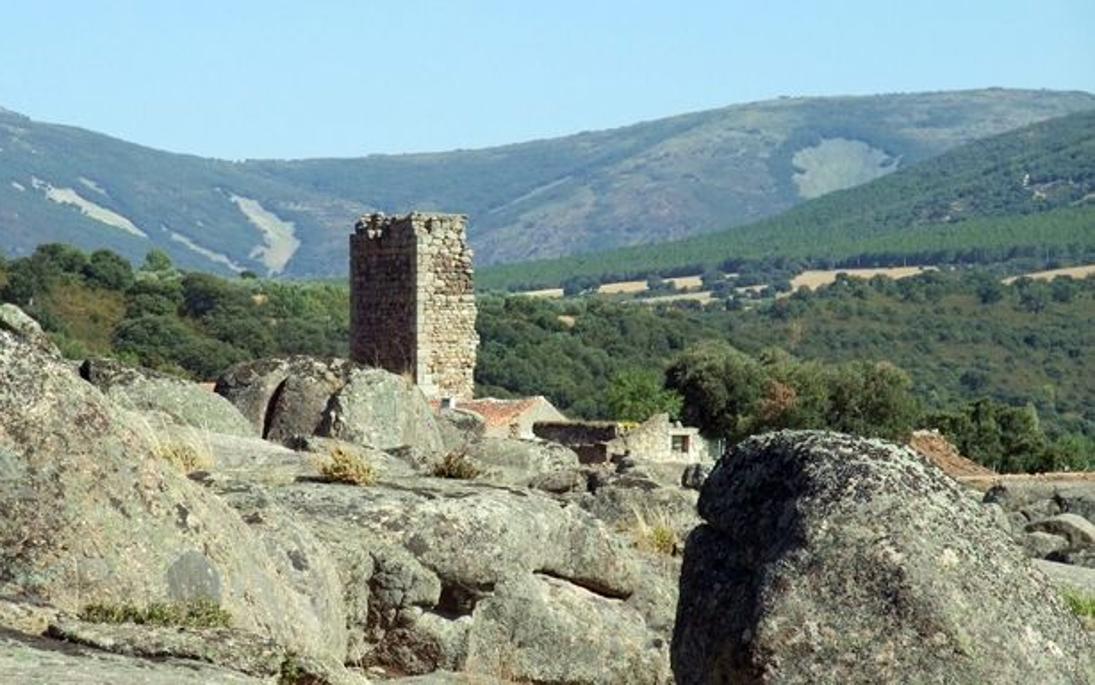 El castillo está en la localidad monteña de Hontanar, junto al río Cedena