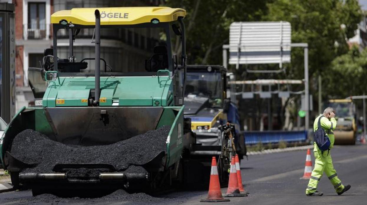 Una de las máquinas que asfaltan la calle de la Princesa de Madrid